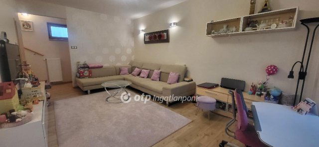 Eladó téglalakás, Győrött 148.9 M Ft, 4 szobás