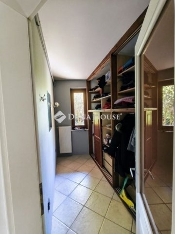 Eladó családi ház, Pécsett 120 M Ft, 6 szobás