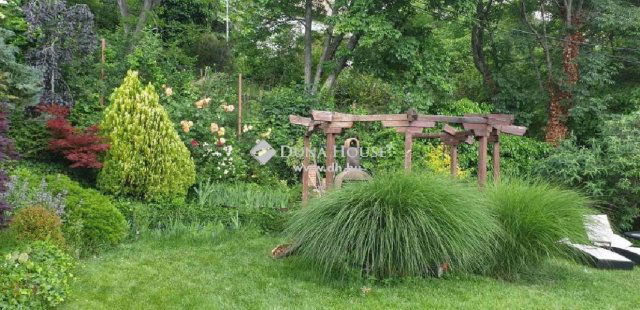 Eladó családi ház, Leányfaluban 199 M Ft, 9 szobás