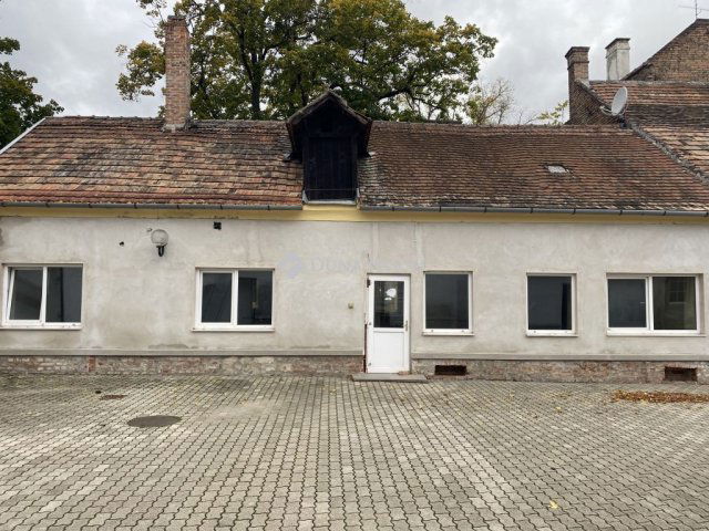 Eladó iroda, Sopronban 38.1 M Ft, 6 szobás / költözzbe.hu