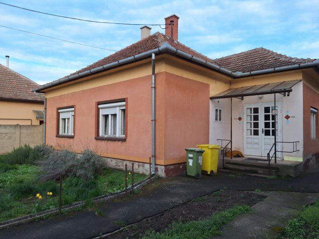 Eladó családi ház, Orosházán 21.3 M Ft, 2 szobás