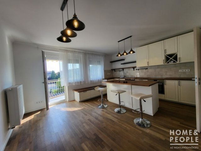 Eladó téglalakás, Szegeden 104.999 M Ft, 4+1 szobás