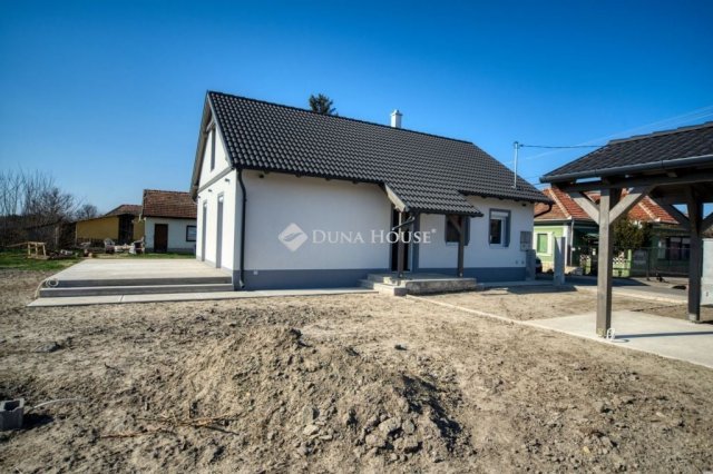 Eladó családi ház, Törtelen 52.9 M Ft, 3 szobás