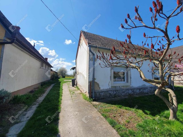 Eladó családi ház, Hobolon 12.2 M Ft, 2 szobás
