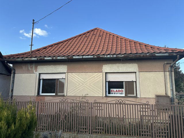 Eladó családi ház, Földesen 29.9 M Ft, 2 szobás