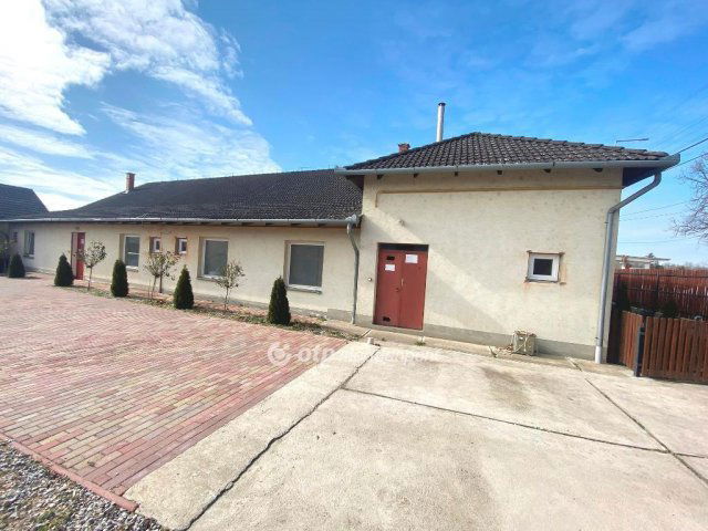 Eladó üzlethelyiség, Tiszafüreden 95 M Ft, 9 szobás