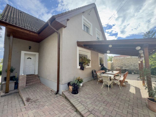 Eladó családi ház, Balatonfüreden 174.5 M Ft, 5 szobás