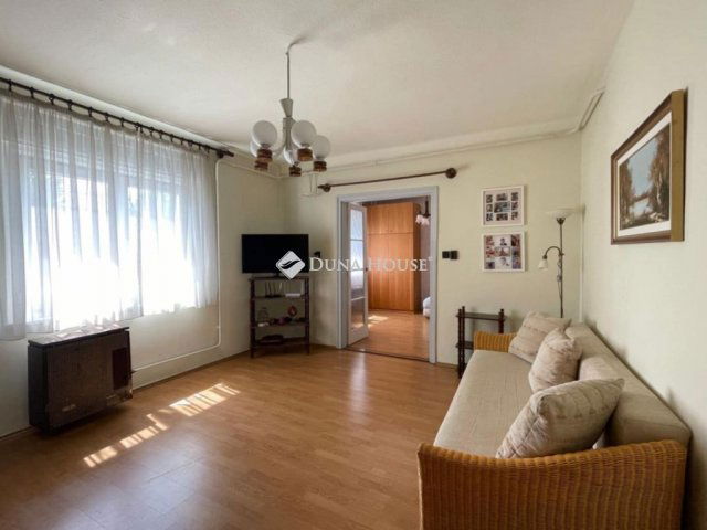Eladó családi ház, Vecsésen 109.98 M Ft, 6 szobás