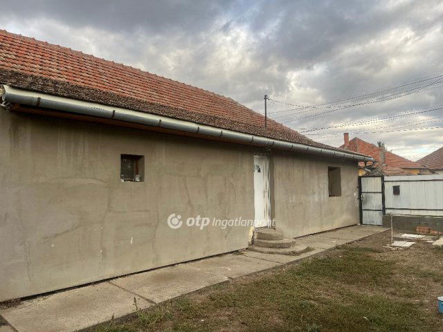 Eladó családi ház, Szentesen 26.9 M Ft, 3 szobás