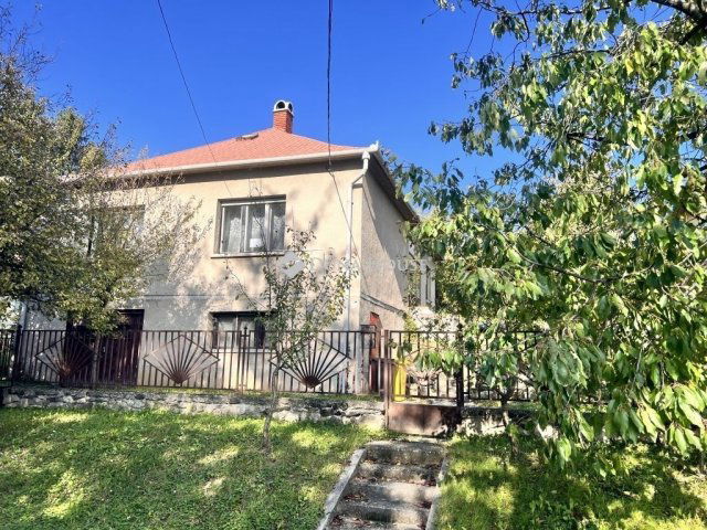 Eladó családi ház, Ajkán 53 M Ft, 4 szobás