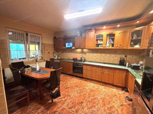 Eladó családi ház, Tatán 120 M Ft, 5 szobás