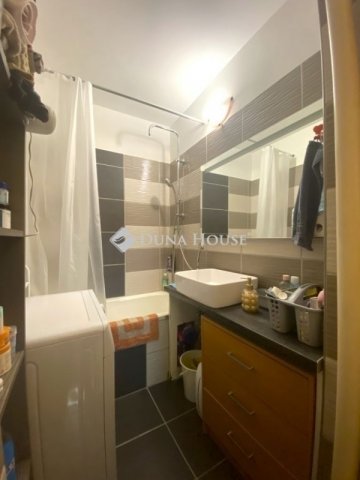 Eladó panellakás, Pécsett 54.9 M Ft, 4 szobás