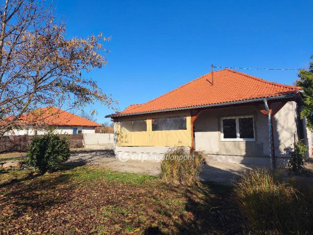 Eladó családi ház, Besnyőn 51.5 M Ft, 3 szobás