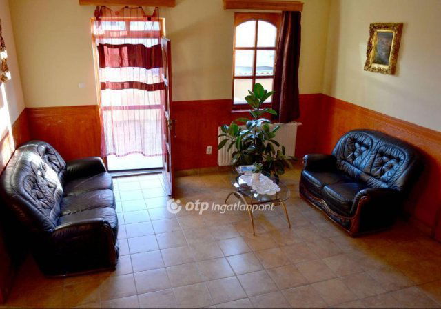 Eladó családi ház, Szegeden 250 M Ft, 8 szobás