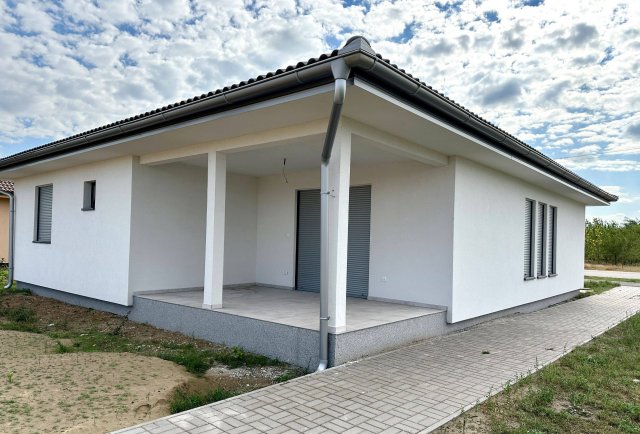 Eladó családi ház, Mórahalmon 72.5 M Ft, 4 szobás