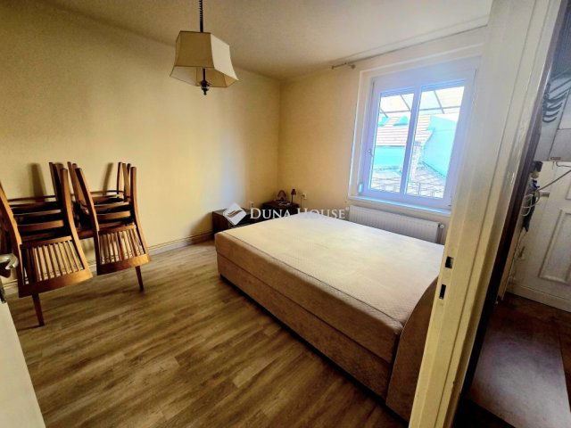 Kiadó téglalakás, albérlet, Pécsett 210 E Ft / hó, 2 szobás