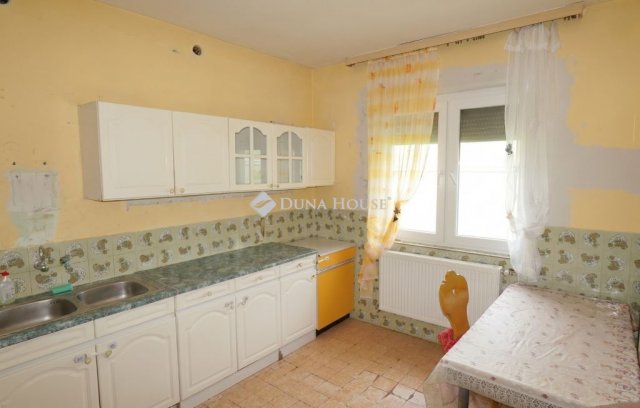 Eladó családi ház, Hahóton 48 M Ft, 4+1 szobás