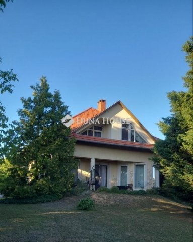 Eladó családi ház, Szadán 209.9 M Ft, 6 szobás