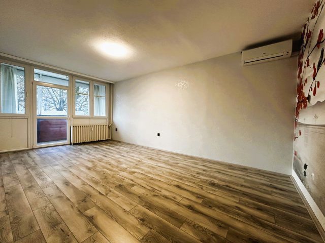 Eladó panellakás, Pécsett 56.8 M Ft, 3 szobás