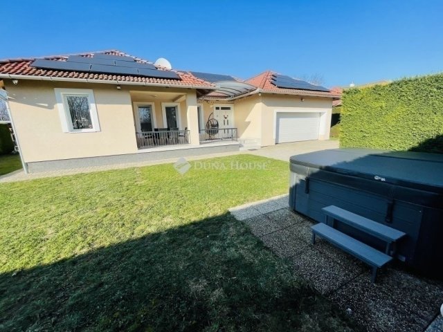 Eladó családi ház, Pécsett 174.9 M Ft, 4 szobás