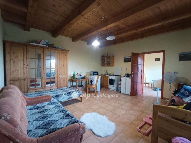 Eladó családi ház, Vértesbogláron 89.9 M Ft, 8 szobás
