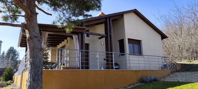 Eladó családi ház, Csomádon 129.9 M Ft, 4 szobás