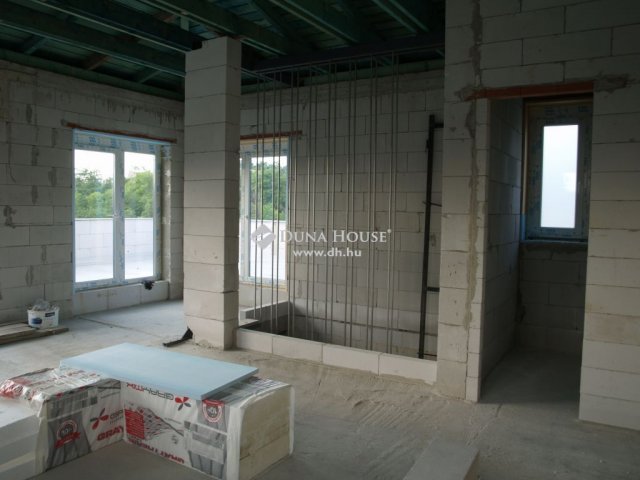 Eladó családi ház, Pécelen 210 M Ft, 4 szobás