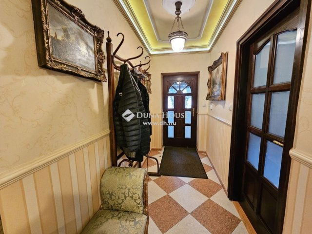 Eladó családi ház, Pócsmegyeren 259 M Ft, 6 szobás