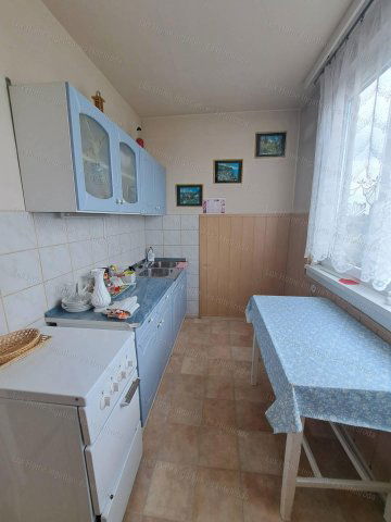 Eladó panellakás, Oroszlányban 34.99 M Ft, 2+1 szobás