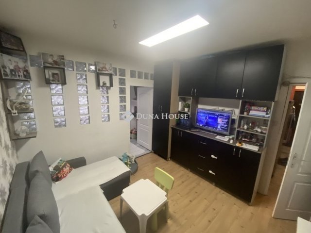 Eladó panellakás, Dunaújvárosban 39.99 M Ft, 3 szobás