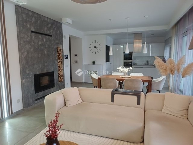 Eladó családi ház, Szigetszentmiklóson 280 M Ft, 4 szobás