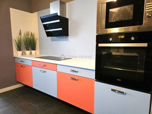 Eladó téglalakás, Pécsett 89.9 M Ft, 4 szobás