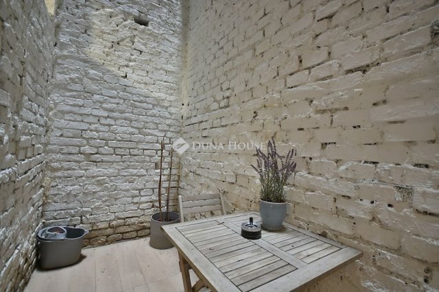 Eladó téglalakás, Budapesten, VI. kerületben 49.75 M Ft