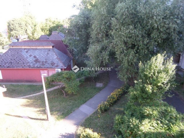 Eladó panellakás, Komlón 24.5 M Ft, 3 szobás