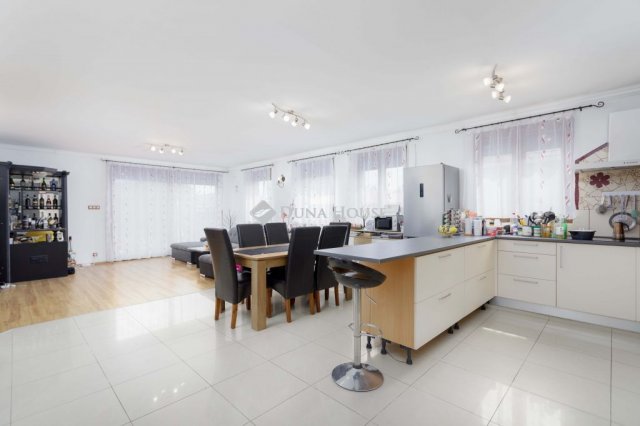 Eladó családi ház, Öttevényen 134.9 M Ft, 6 szobás