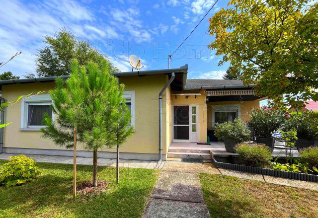 Eladó családi ház, Balatonfenyvesen 115 M Ft, 3 szobás