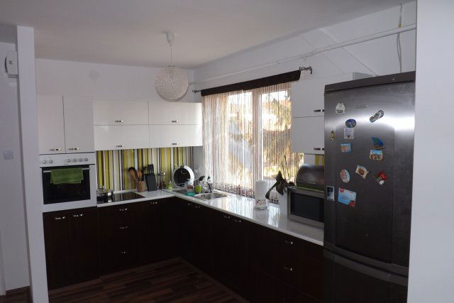 Eladó téglalakás, Pápán 317.5 M Ft, 30 szobás