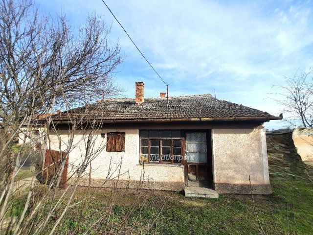 Eladó családi ház, Törtelen 7.5 M Ft, 1+2 szobás