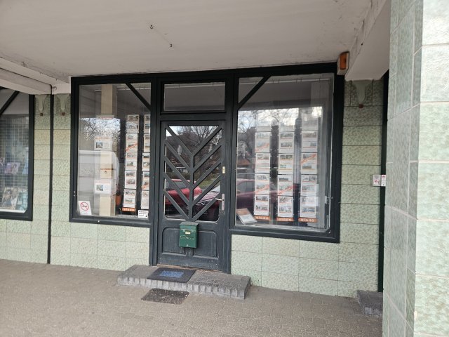 Kiadó üzlethelyiség, Kecskeméten, Széchenyi téren, 1+1 szobás