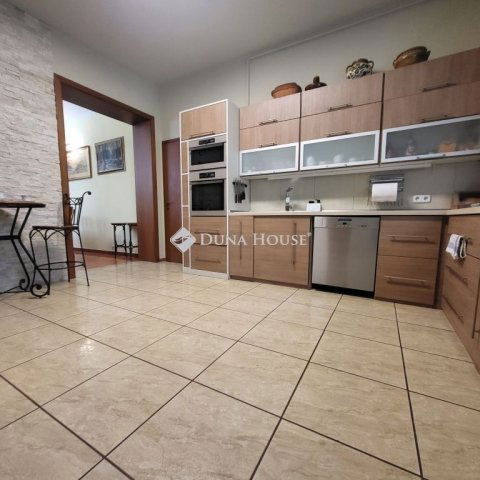 Eladó családi ház, Szegeden 210 M Ft, 6 szobás