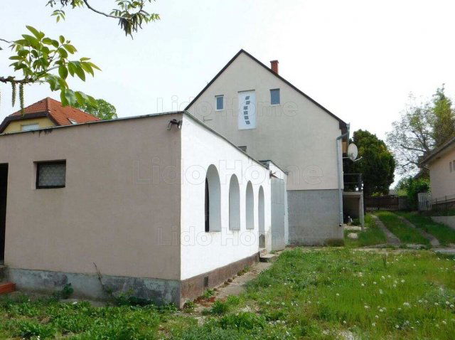 Eladó családi ház, Zamárdiban 89.9 M Ft, 8 szobás