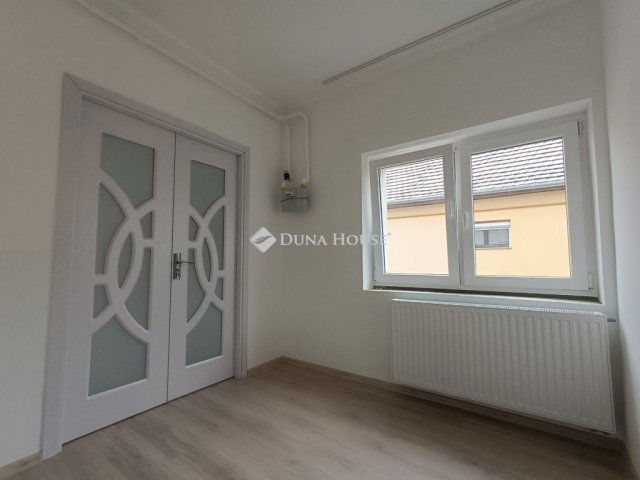 Eladó családi ház, Dombóváron 32.999 M Ft, 2 szobás