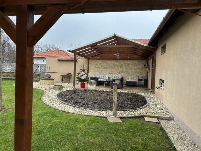 Eladó családi ház, Felcsúton 170 M Ft, 4 szobás