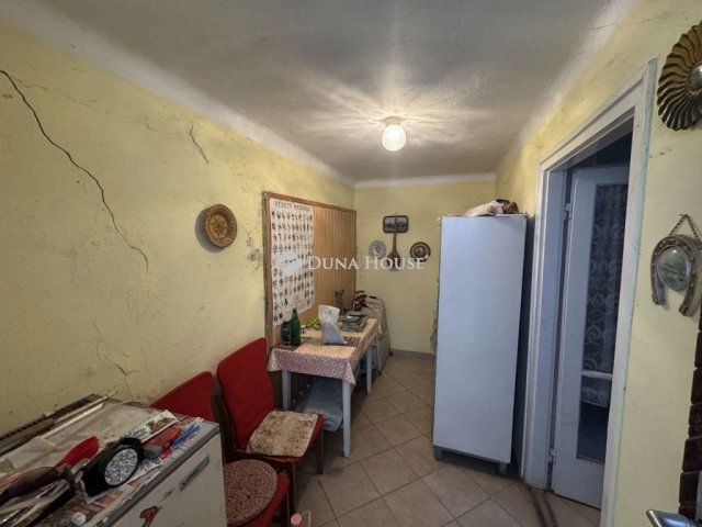 Eladó családi ház, Pécsett 12.9 M Ft, 1 szobás