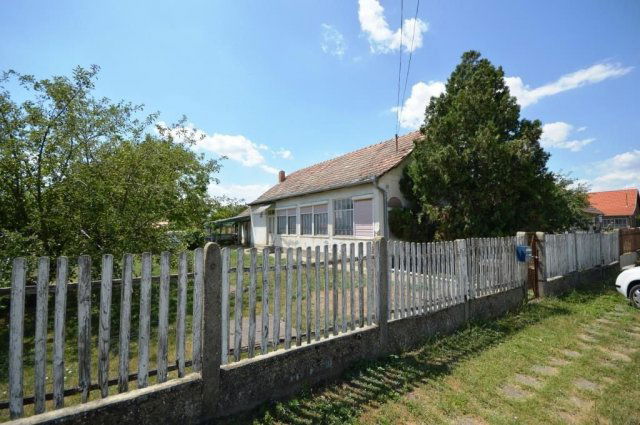Eladó családi ház, Nagykarácsonyon 13 M Ft, 3 szobás