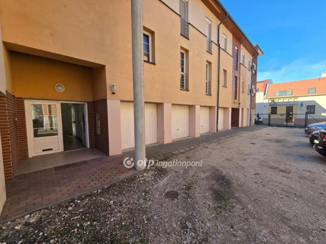 Eladó iroda, Pápán 13.5 M Ft, 1 szobás / költözzbe.hu