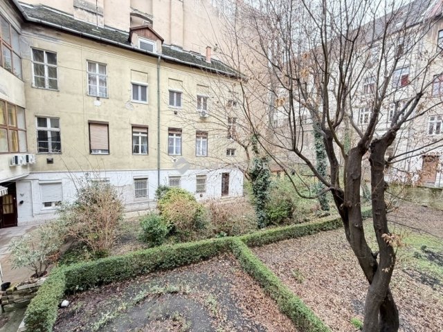 Eladó téglalakás, Budapesten, VI. kerületben 64.9 M Ft, 1 szobás