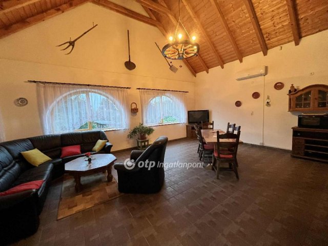 Eladó családi ház, Nagyvenyimen 149 M Ft, 7 szobás