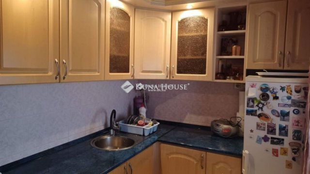 Kiadó panellakás, albérlet, Pécsett 160 E Ft / hó, 3 szobás