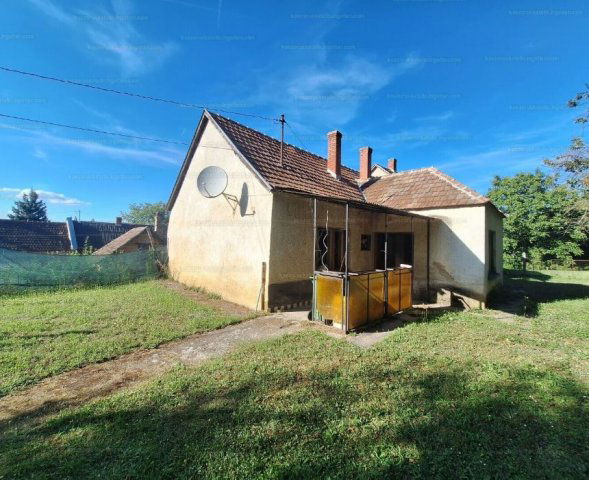 Eladó családi ház, Válluson 22 M Ft, 3 szobás